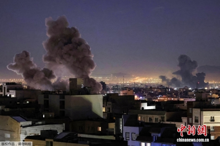 当地时间3月1日晚9时左右，伊朗首都德黑兰多地遭袭，爆炸声与火光持续不断，部分建筑冒出浓烟。